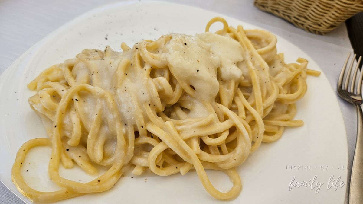 Spaghetti cacio e pepe - makaron z serem pecorino i pieprzem