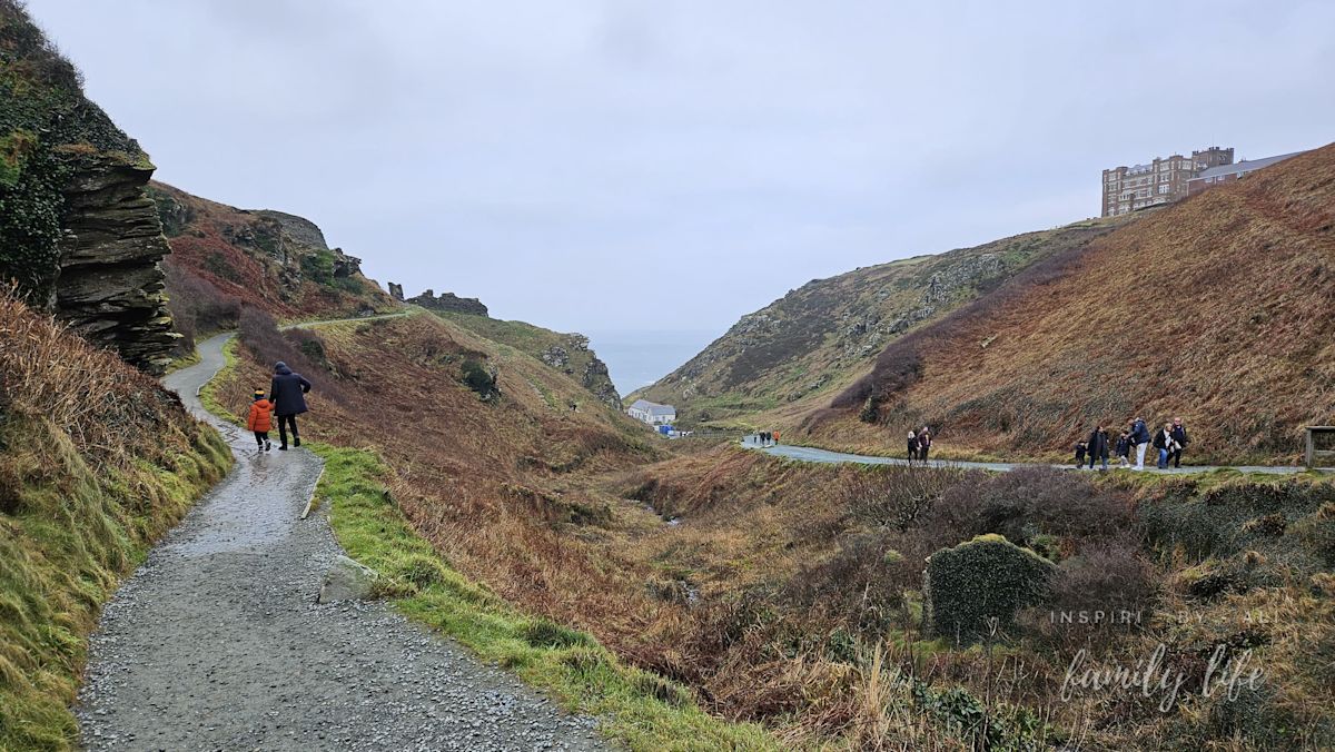 U podnóża ruin Tintagel Castle 