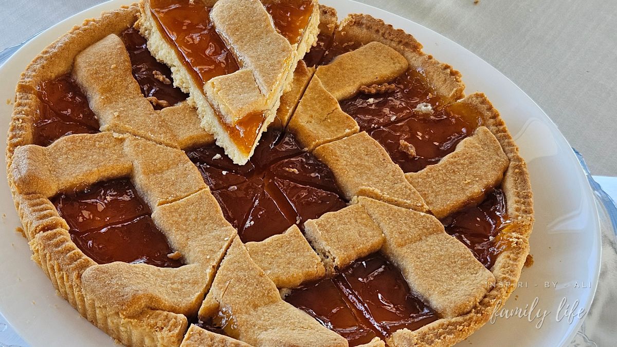 Crostata di marmellata, czyli włoska tarta z dżemem. Na zdjęciu smak brzoskwiniowy