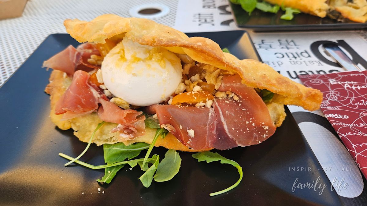 Panzerotti z szynką parmeńską (prosciutto crudo) i mozarellą. Panzerotti to taki pizzowy włoski pieróg w różnych smakach