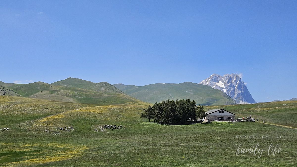 Krajobrazy po drodze do Roca Calascio