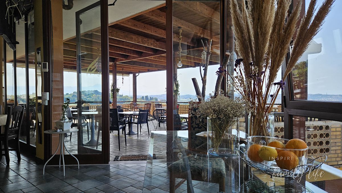 Nasz pensjonat na wzgórzu - jadalnia z widokiem na miasto, morze i nieco 