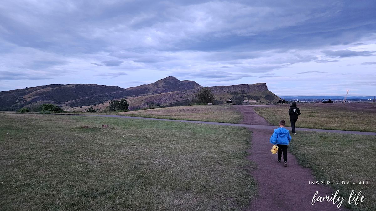Widok z Calton Hill na Arthur's Seat