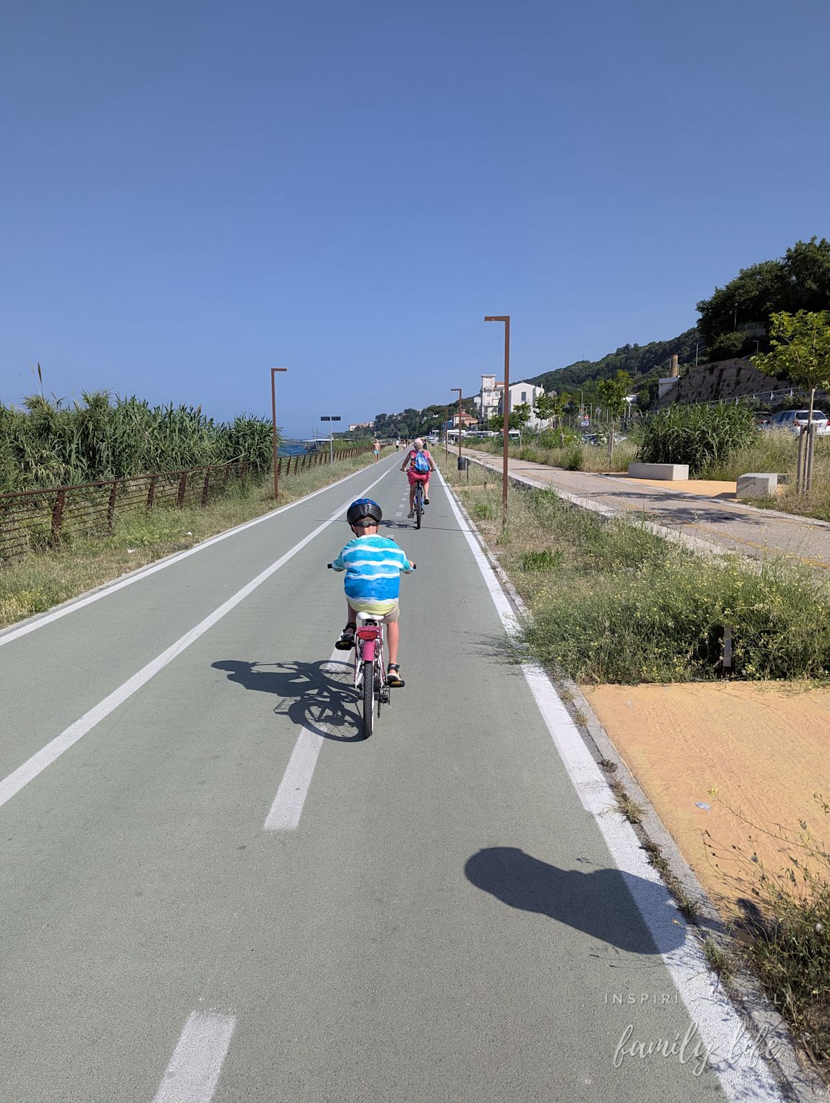 Wyprawa rowerowa - po jednej stronie morze a po drugiej śródziemnomorska roślinność