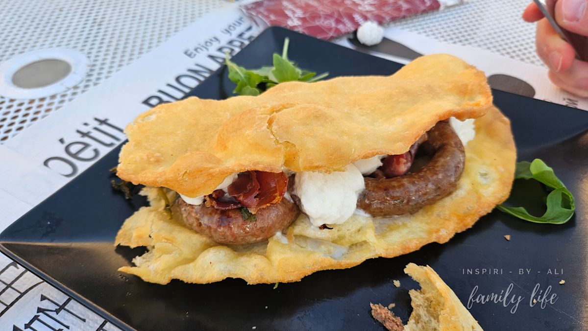 Panzerotti z kiełbasą i mozarellą