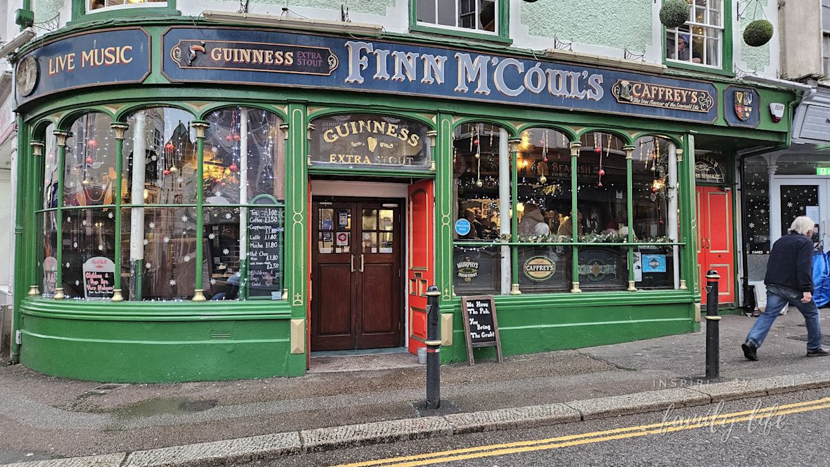 Miasteczko Falmouth i typowo angielski pub w klimacie irlandzkim :)