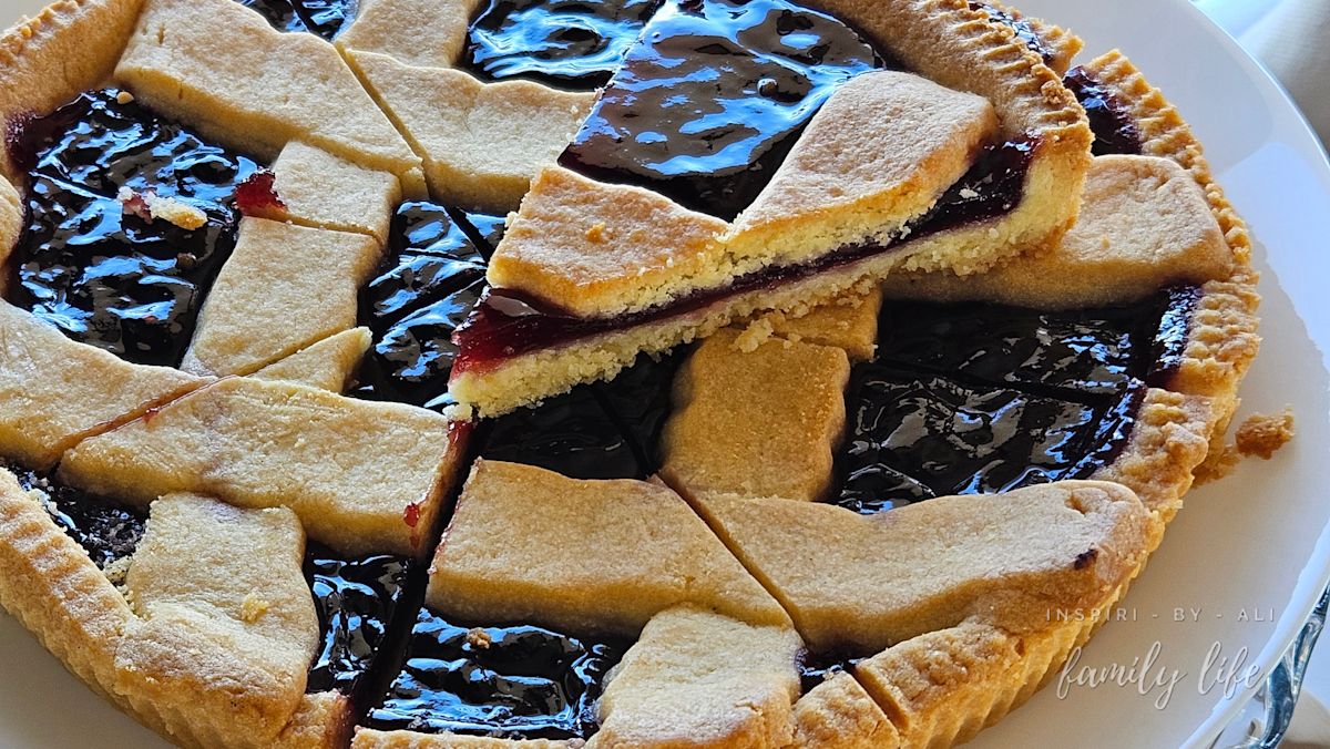 Crostata di marmellata, czyli włoska tarta z dżemem. Na zdjęciu smak owoców leśnych