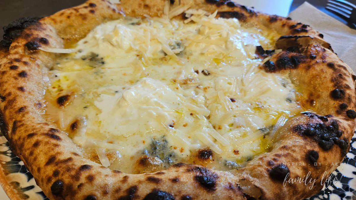 Typowo włoska pizza wypiekana w kamiennym piecu