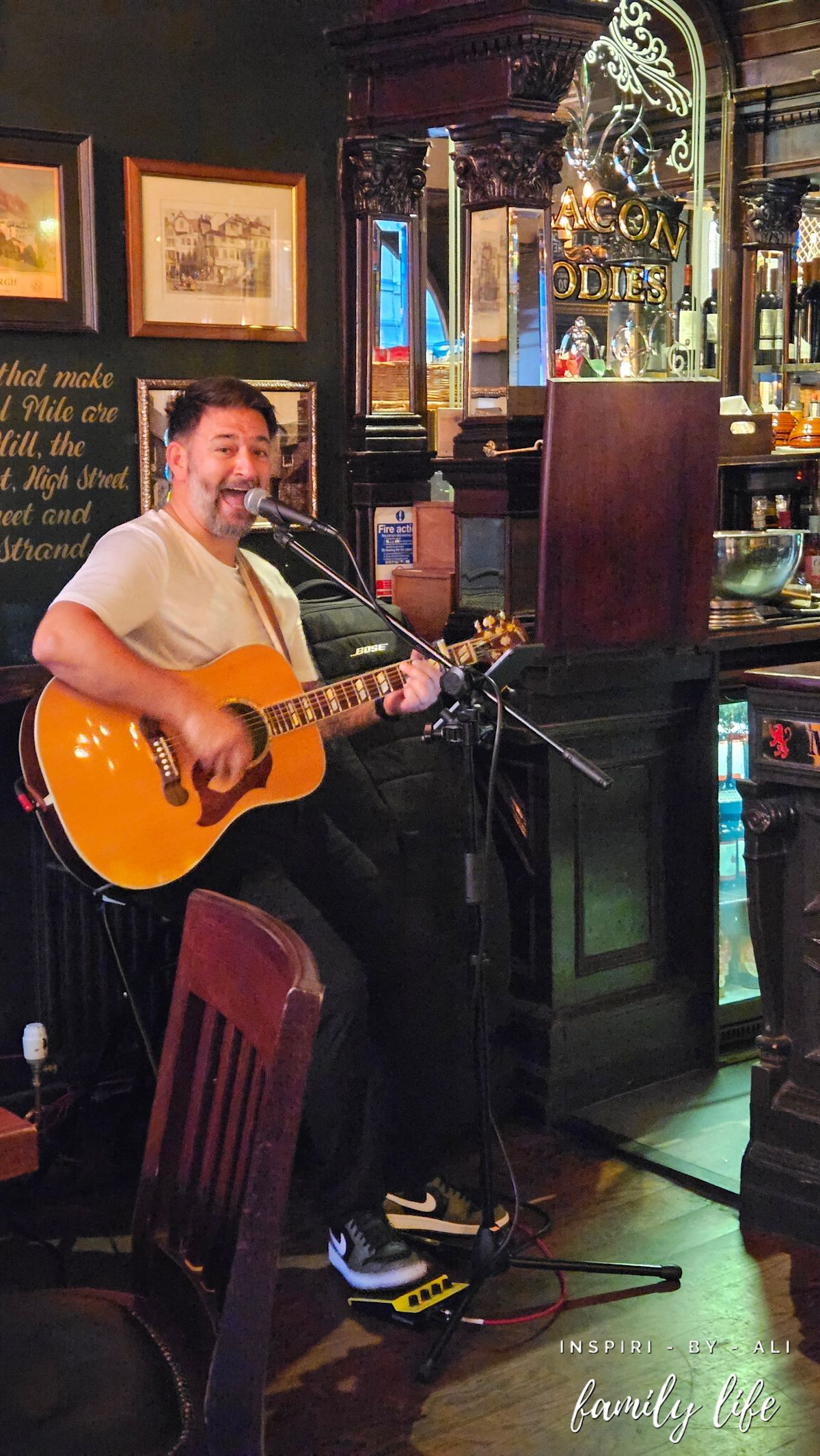 Koncert muzyki country w Deacon Brodies Tavern