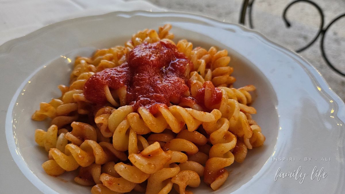 Włoskie spaghetti z sosem pomidorowym. W prostocie smak!