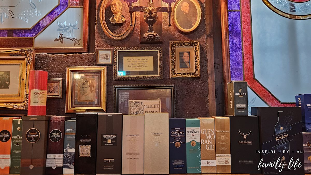 Wystawa Whisky z przeróżnych szkockich destylarni w Whisky Restaurant