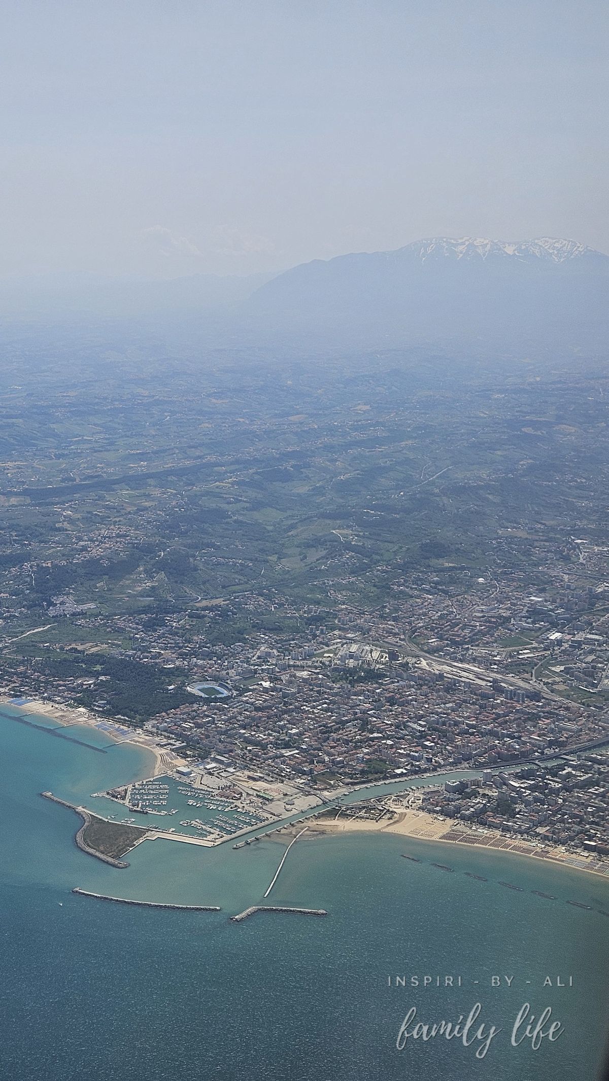 Abruzja z lotu ptaka czyt. samolotu, czyli morze i lekko zaśnieżone góry