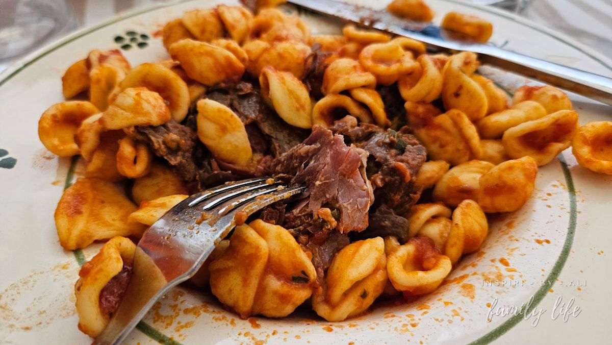 Orecchiette con brasciola - słynny apulijski makaron 'orecchiette' podawany zwykle z wołowiną lub wieprzowiną