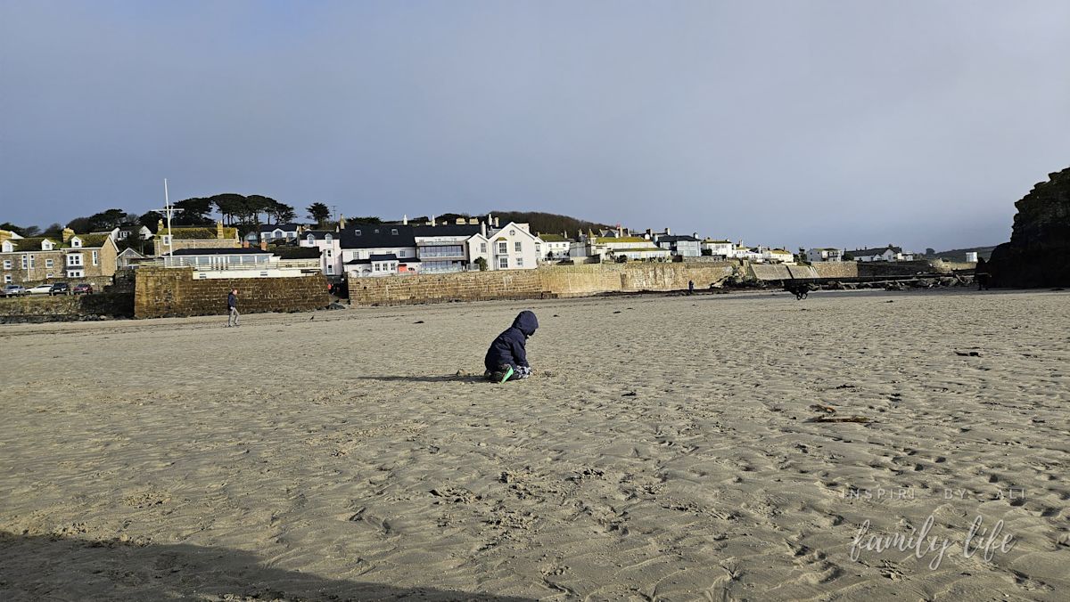 Zabawy w piasku dobre o każdej porze roku :)