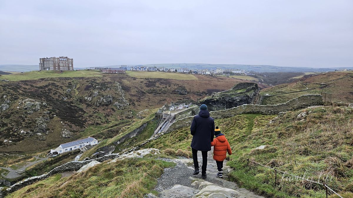 Rozległy teren spacerowy z licznymi schodkami wiodącymi czasem wprost do oceanu