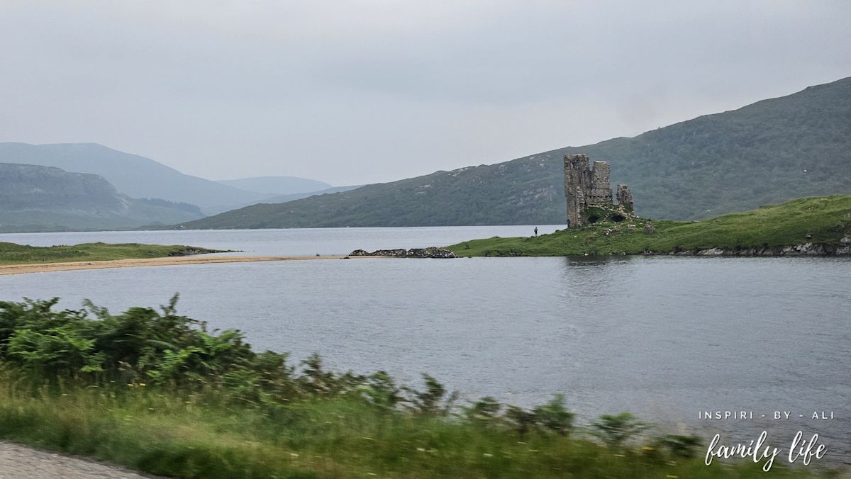 W oddali ruiny Ardvreck Castle