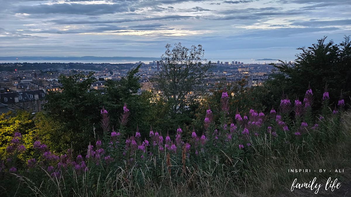 Calton Hill po zachodzie słońca