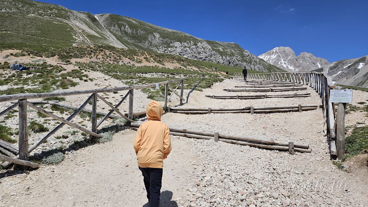 Droga pod górę w stronę schroniska i trudne wietrzne warunki