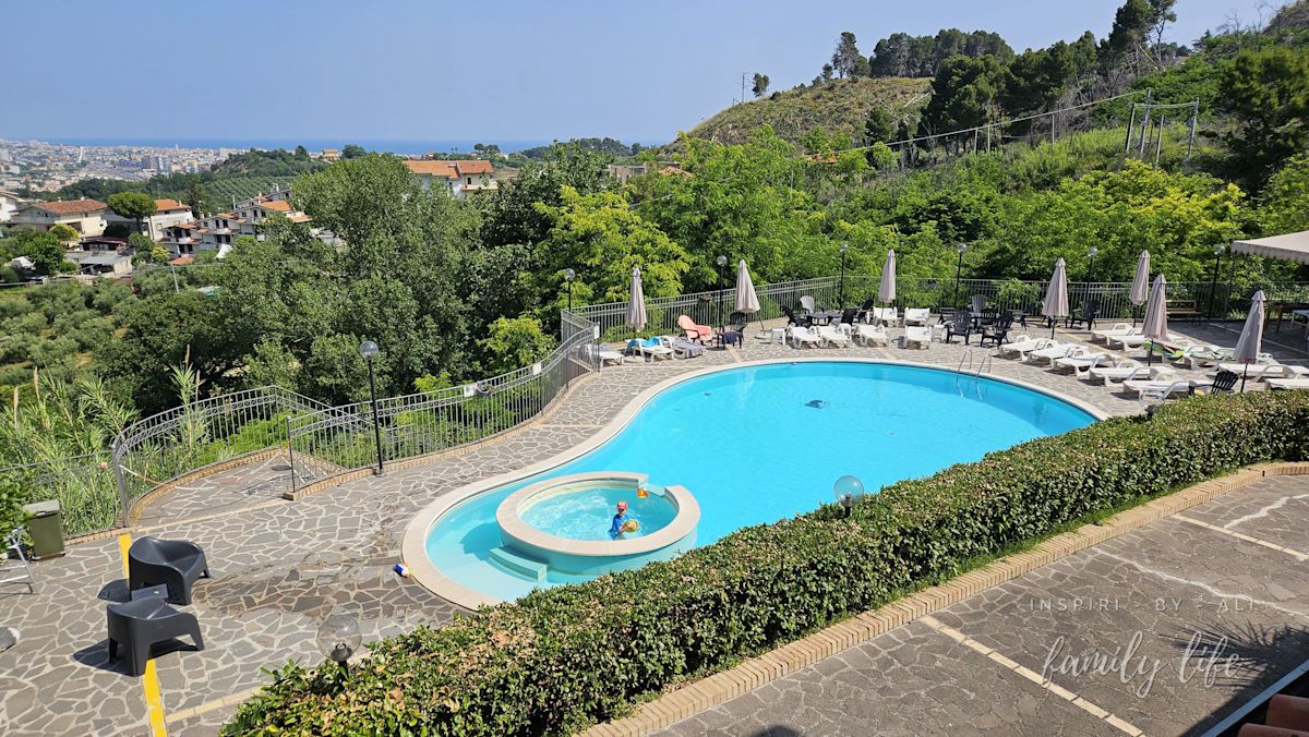 Widokowy niemal prywatny basen :)