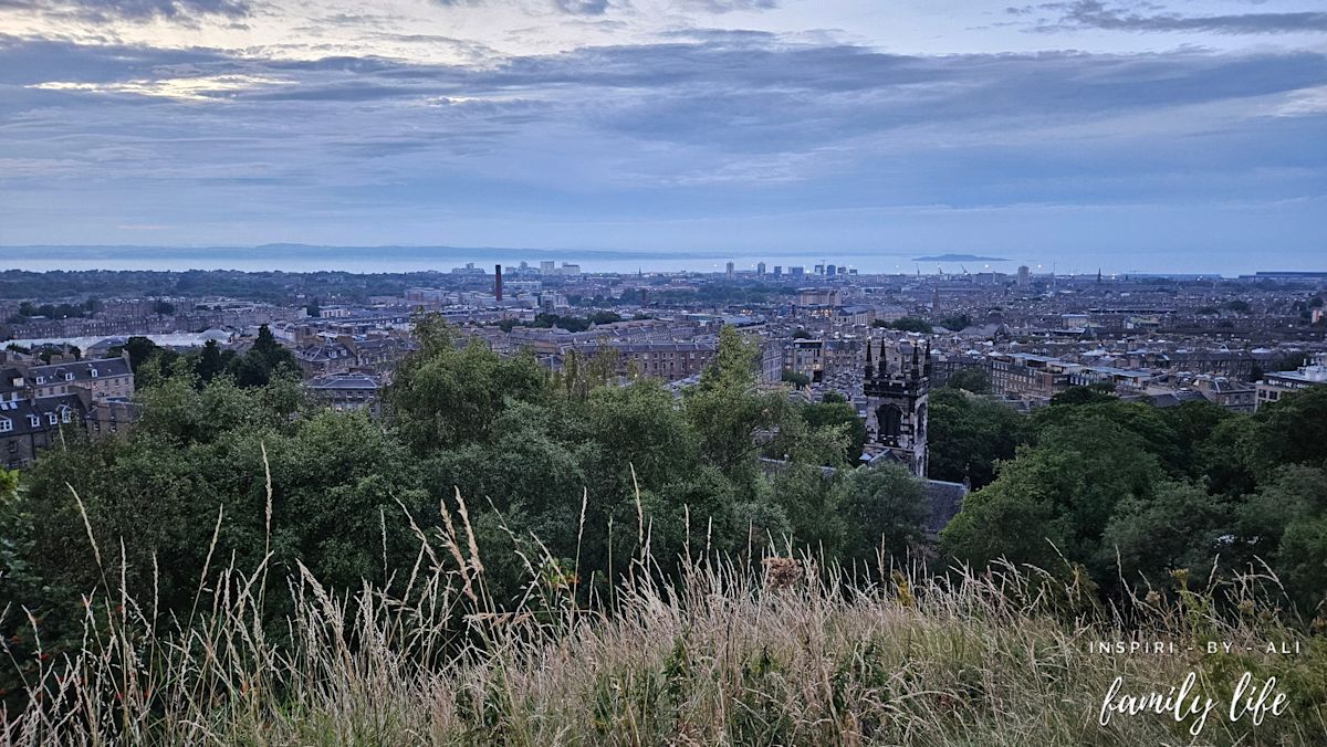 Widok ze wzgórza Calton Hill na port w zatoce Firth of Forth