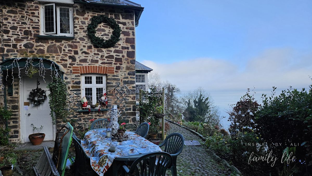 Świąteczny klimat w Clovelly a w oddali Ocean Atlantycki