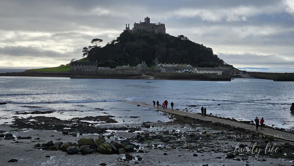 Podczas przypływu. A ci, co nie zdążyli - do ucieczki :)