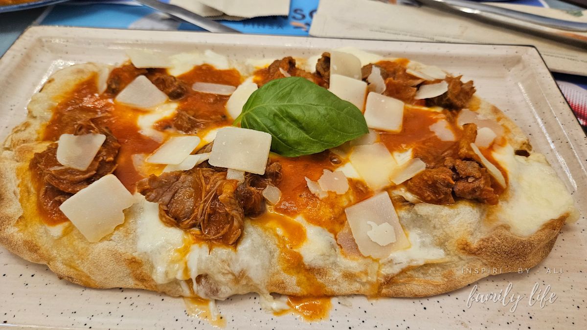 Pinse Braciola - podłużny placek 'ala' pizza z wołowiną lub wieprzowiną. Wariacji podania jest wiele :)