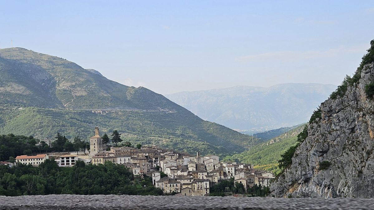 Poniżej średniowieczne miasteczka