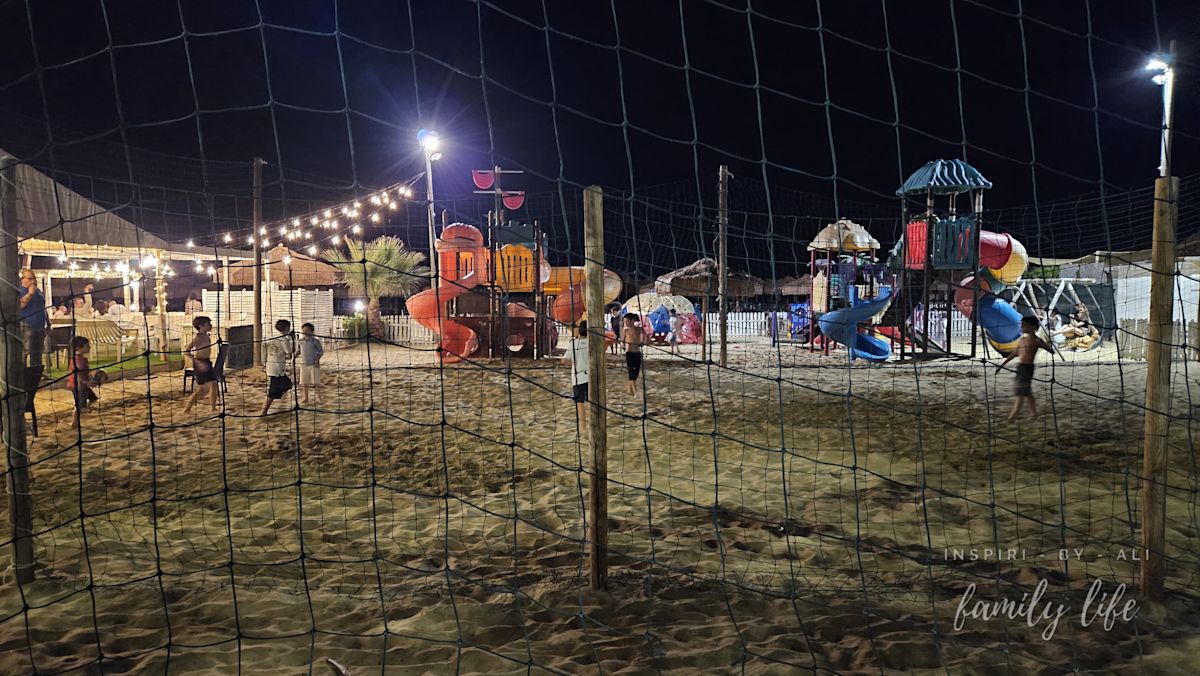 Jeden z wielu placów zabaw, na którym dzieci się bawią do późnych godzin wieczornych