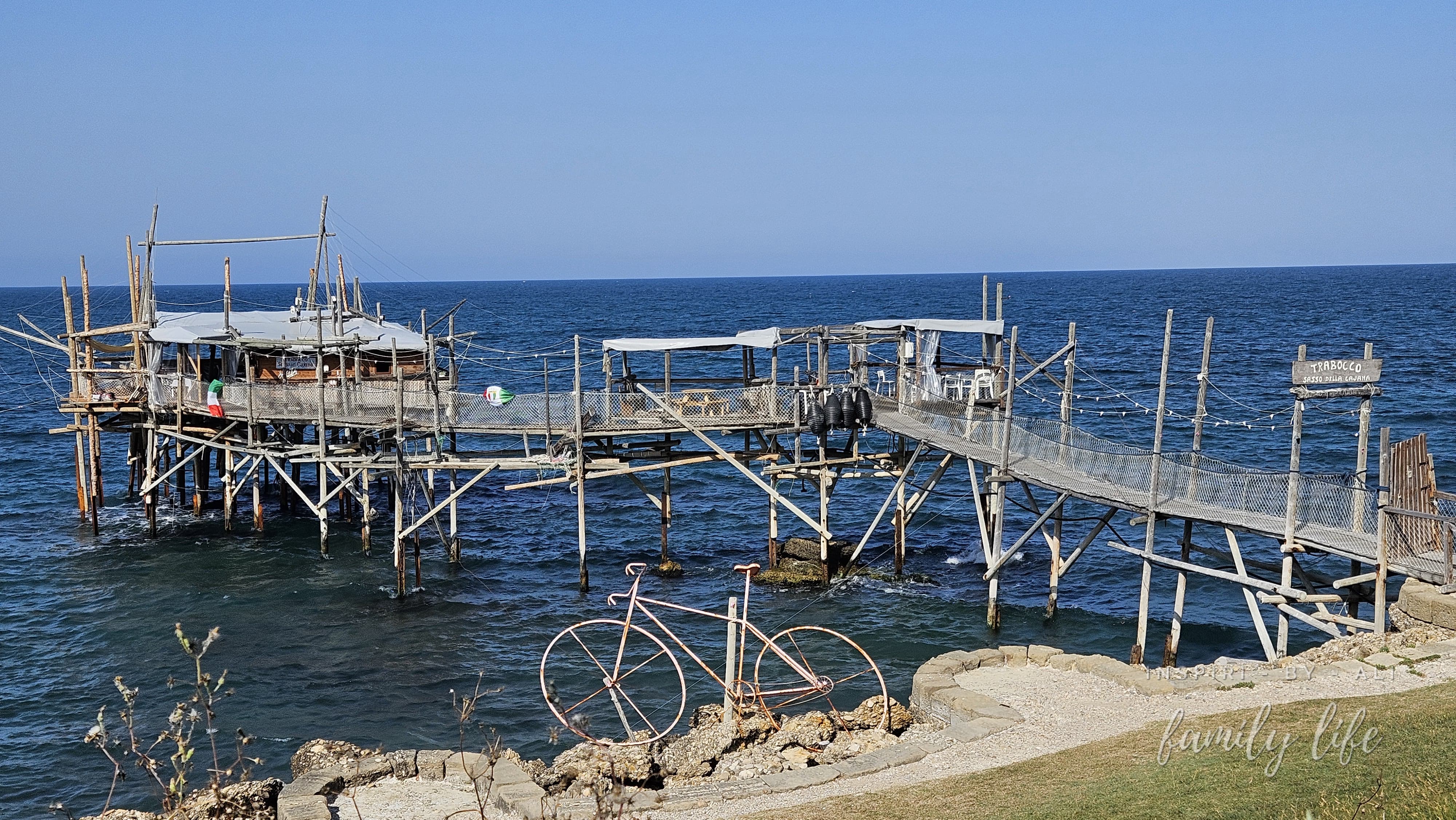 Kolejne Trabocchi - jedno z wielu na wybrzeżu