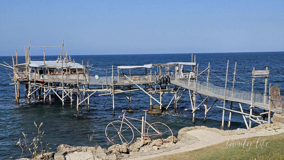 Kolejne Trabocchi - jedno z wielu na wybrzeżu