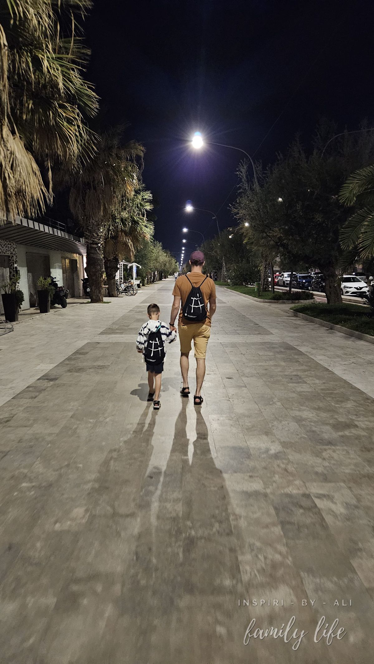 Wieczorny spacer niemal pustą promenadą w Pescarze 