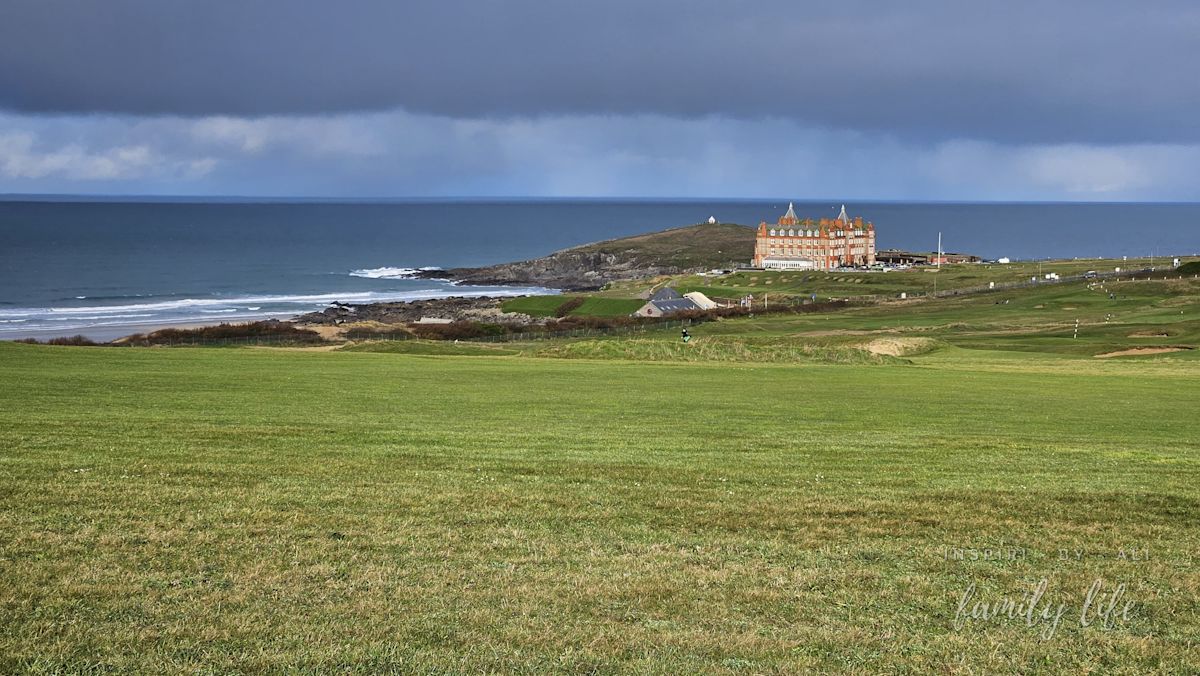 Pełen niepokoju kadr z 5-gwiazdkowym hotelem The Headland w roli głównej otoczonym prze angielski Golf Club