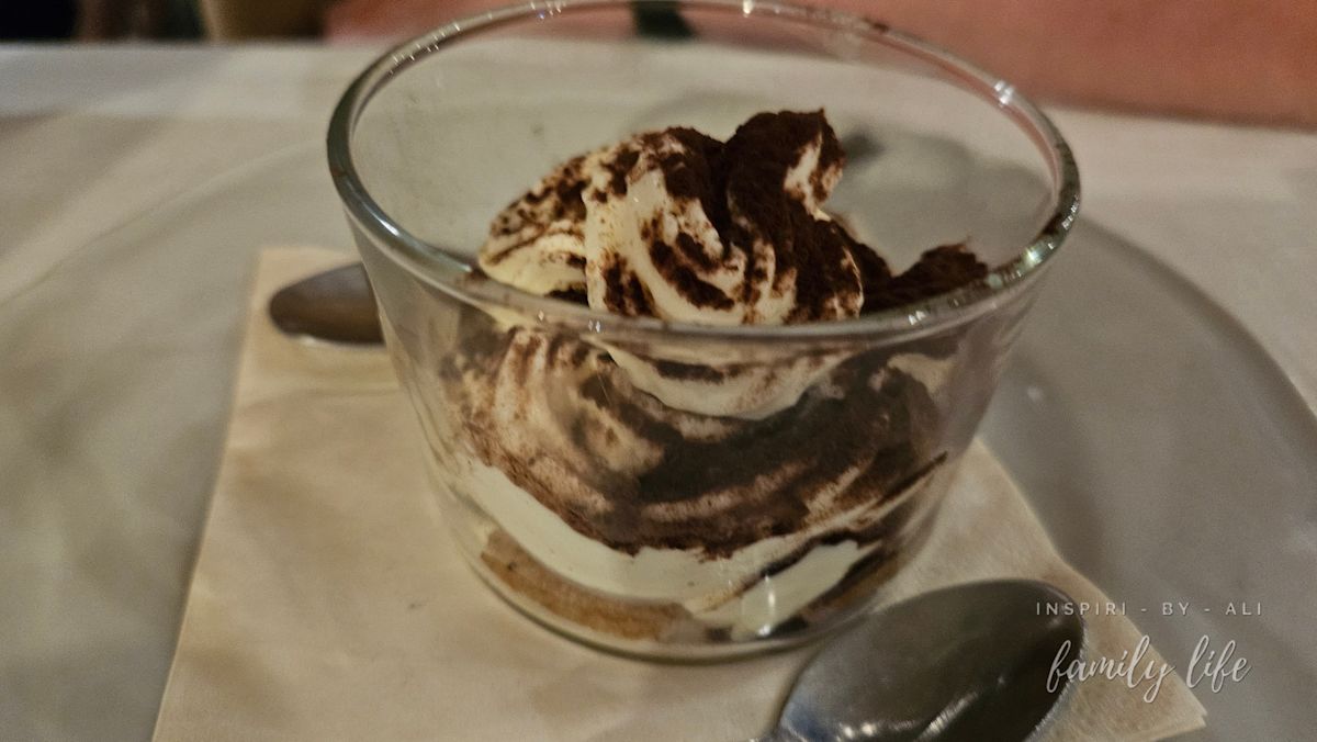 Włoskie tiramisu, czyli subtelne połączenie kawy, mascarpone z jajkami i cukrem oraz biszkoptów nasączonych winem Marsala