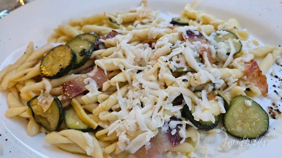 Makaron z cukinią, boczkiem i wędzonym serem caciotta