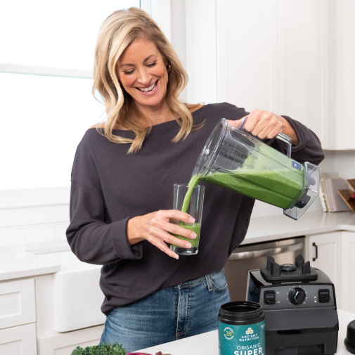 woman pouring green smoothie
