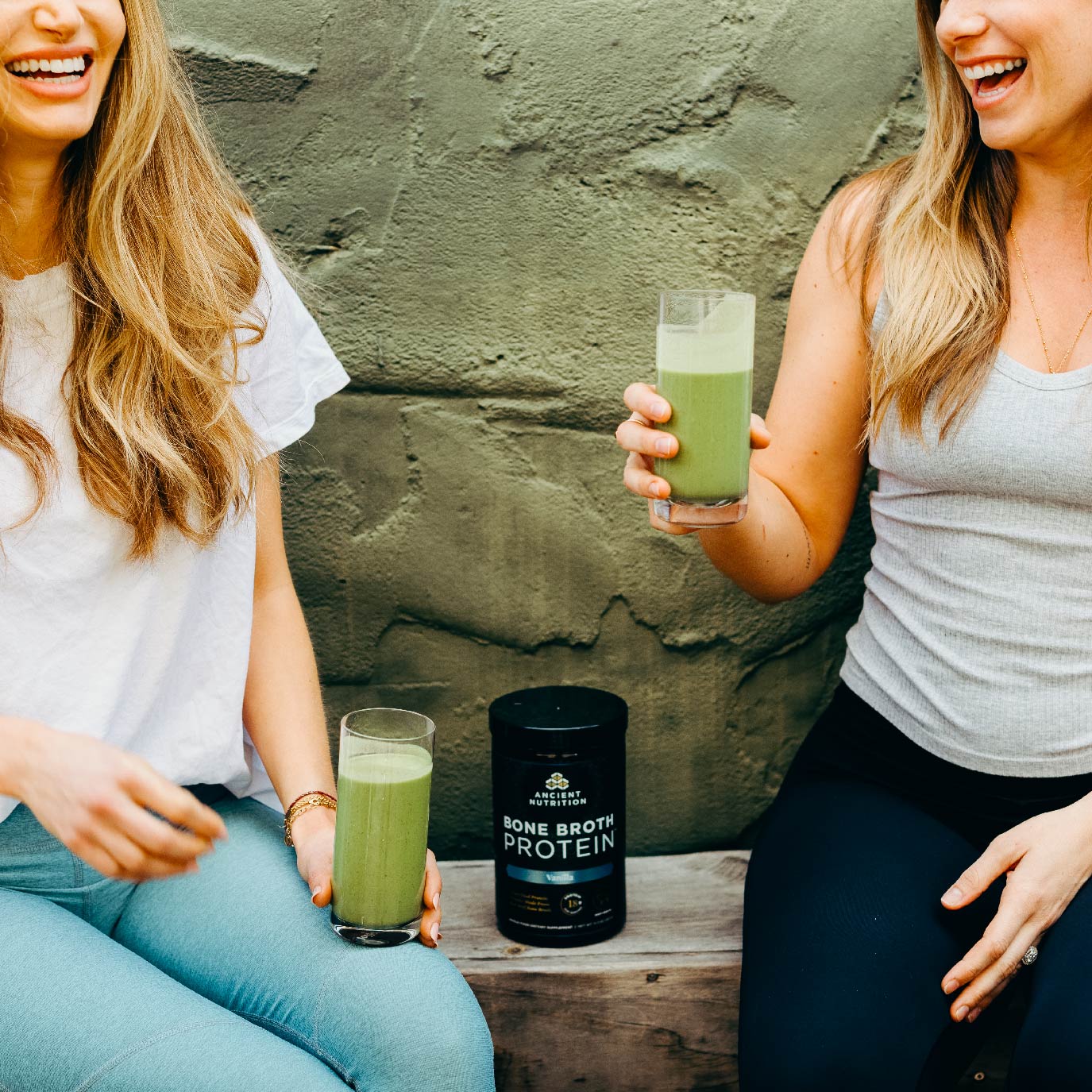 2 girls enjoying a green juice