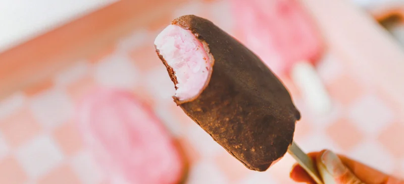Chocolate-covered strawberry popsicles