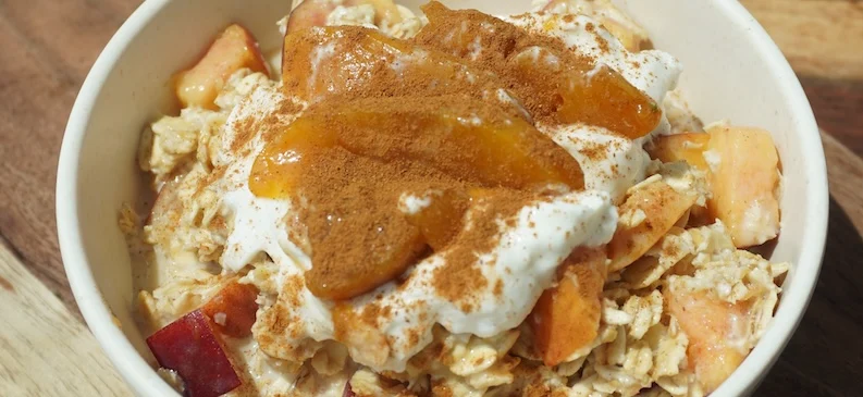 Peach cobbler overnight oats