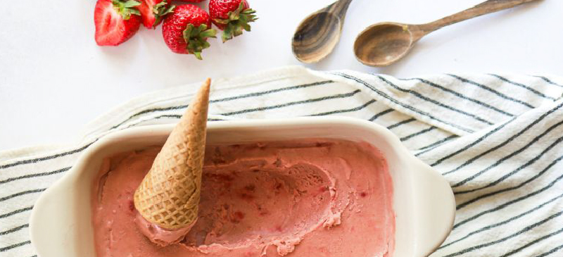 Eggless strawberry ice cream