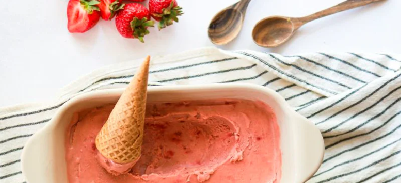 Eggless strawberry ice cream