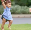 طفل يلعب في الحديقة مع الوالدين