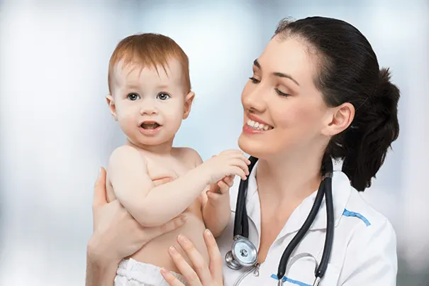 طبيب أطفال يحمل طفلاً