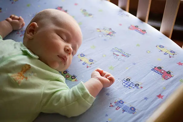طفلٌ ينام على ظهره لتقليل خطر حدوث متلازمة الموت المفاجئ عند الرضع