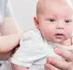 كيفية جعل الطفل يتجشأ