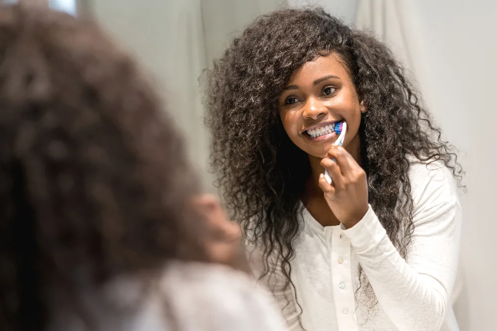 A diferença entre placa bacteriana e tártaro nos dentes article banner