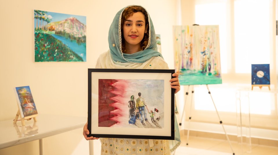 لاجئة أفغانية تتمكن من عرض لوحاتها الفنية للمرّة الأولى بمساعدة متطوعي مؤسسة قطر