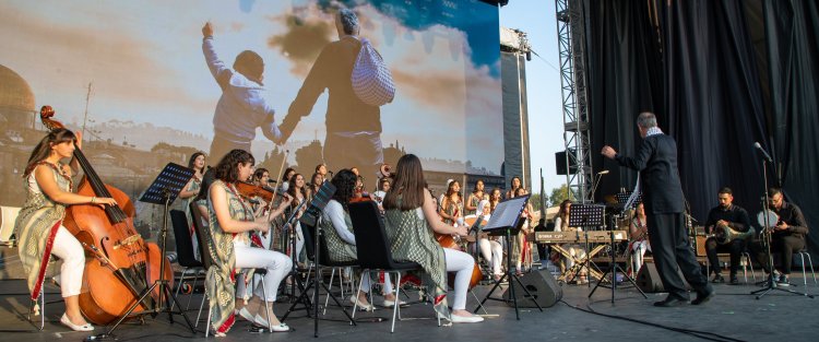فرقة "بنات القدس" تحملنّ القضية الفلسطينية بين الأوتار وتعزفنّ لحنًا للحرية والعدالة