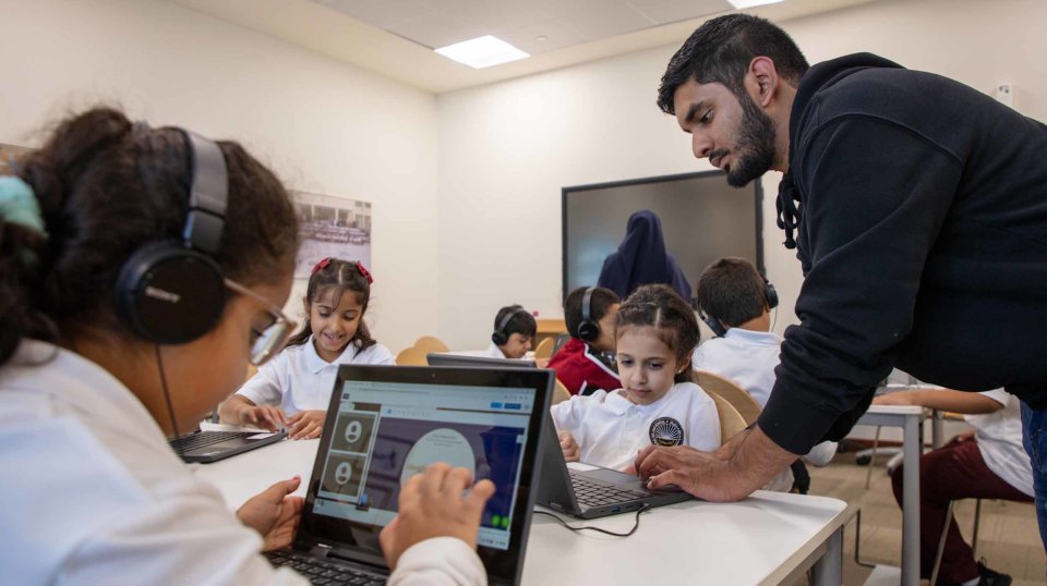 خريج وطالب بمؤسسة قطر يبتكران منصة "مُعلّمي" الرقمية لتوفير الدروس الخصوصية