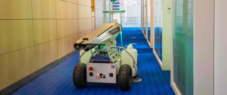 طالب في مؤسسة قطر يُصمم روبوت يؤدي دور حارس الأمن نهارًا ومهام النظافة ليلاً